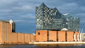 港口城市商务建筑大楼摄影图片